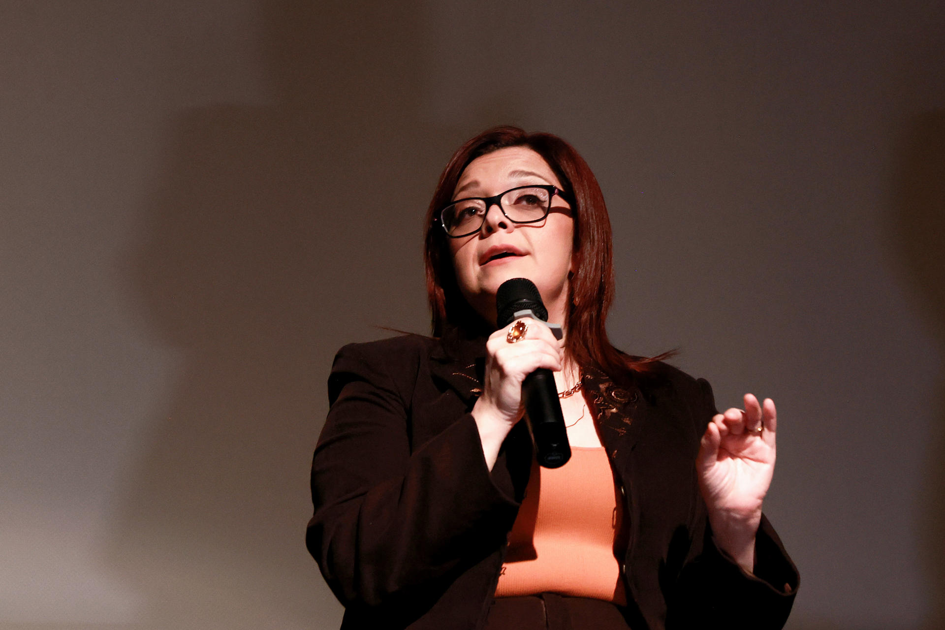 La cineasta mexicana Janette Juárez habla durante una rueda de prensa este jueves, en Ciudad de México (México). EFE/Alex Cruz
