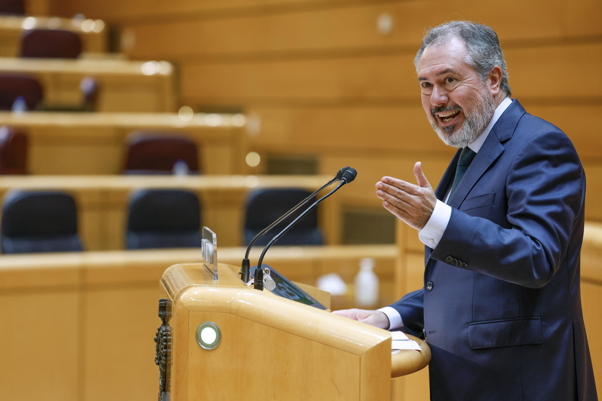 El senador del PSOE, Juan Espadas interviene en el pleno del Senado, este miércoles. EFE/ Javier Lizón
