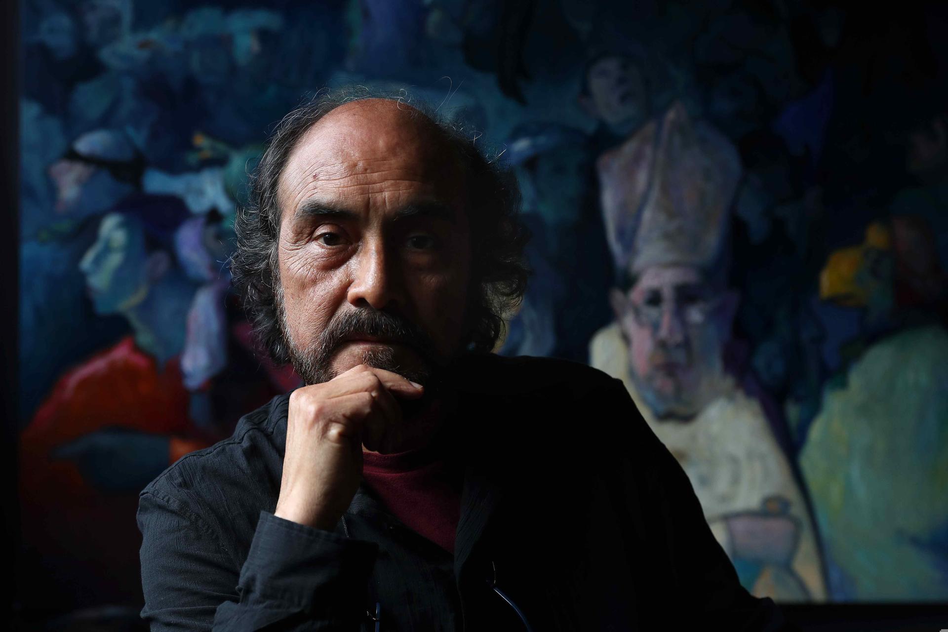 El pintor peruano Alfredo Alcalde posa durante una entrevista con EFE este lunes, en Lima (Perú). Alcalde, pintor peruano, expresionista y monumental, alista su nueva propuesta: Visiones para meditar, una interpretación de gran formato sobre la sociedad y la condición humana construida sobre la metáfora, la ironía y el simbolismo, que expondrá en la Fundación Sebastián, en Ciudad de México. EFE/ Paolo Aguilar

