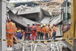 SIDOARJO (Indonesia), 02/10/2025.- Una foto proporcionada por la Agencia Nacional de Búsqueda y Rescate de Indonesia (BASARNAS) muestra a los rescatistas inspeccionando los escombros del internado derrumbado en Sidoarjo, Java Oriental, Indonesia. EFE/EPA/BASARNAS / HANDOUT BEST QUALITY AVAILABLE HANDOUT EDITORIAL USE ONLY/NO SALES