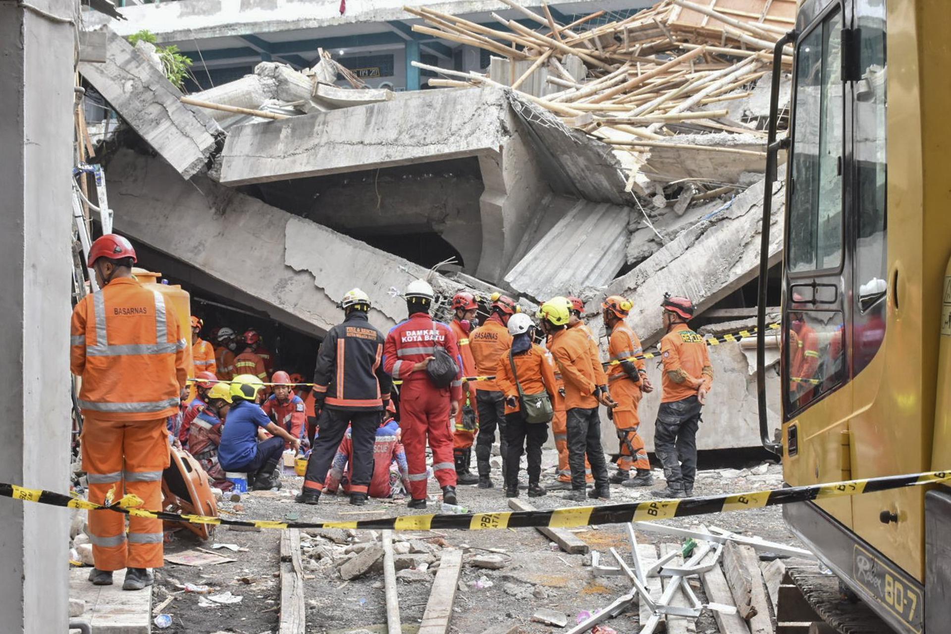 SIDOARJO (Indonesia), 02/10/2025.- Una foto proporcionada por la Agencia Nacional de Búsqueda y Rescate de Indonesia (BASARNAS) muestra a los rescatistas inspeccionando los escombros del internado derrumbado en Sidoarjo, Java Oriental, Indonesia. EFE/EPA/BASARNAS / HANDOUT BEST QUALITY AVAILABLE HANDOUT EDITORIAL USE ONLY/NO SALES