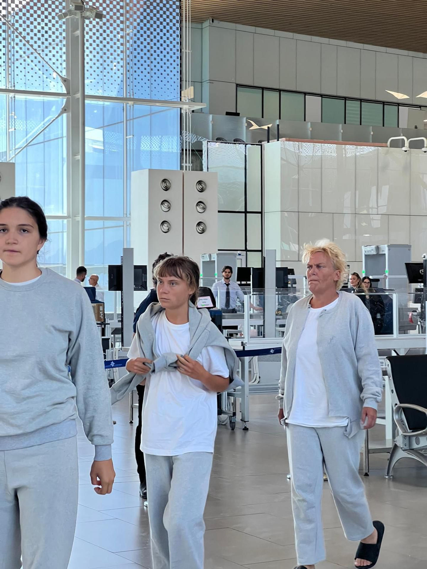 La activista sueca Greta Thunberg, antes de ser deportada este lunes. El ministro de Exteriores israelí informó este lunes que 171 activistas de la flotilla Global Sumud, incluida Greta Thunberg, fueron deportados desde Israel a Grecia y Eslovaquia. "Otros 171 provocadores de la flotilla Hamás-Sumud, entre ellos Greta Thunberg, fueron deportados hoy desde Israel a Grecia y Eslovaquia", señaló en un comunicado en X. EFE/Ministerio Exteriores de Israel - SOLO USO EDITORIAL/SOLO DISPONIBLE PARA ILUSTRAR LA NOTICIA QUE ACOMPAÑA (CRÉDITO OBLIGATORIO) -
