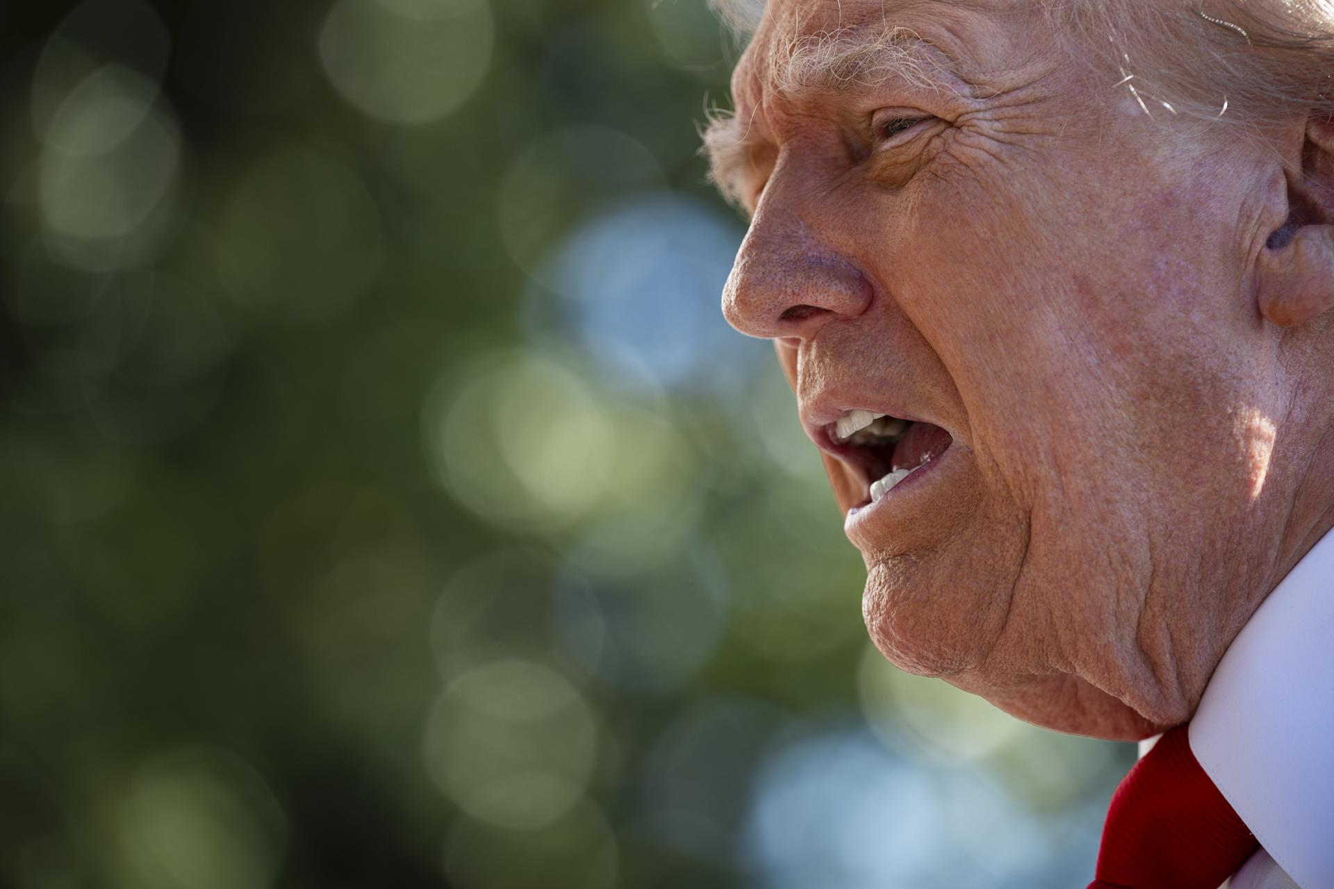 El presidente de EE.UU., Donald Trump, habla con miembros de la prensa en el césped sur de la Casa Blanca antes de abordar el Marine One en Washington, DC, EE.UU. EFE/GRAEME SLOAN