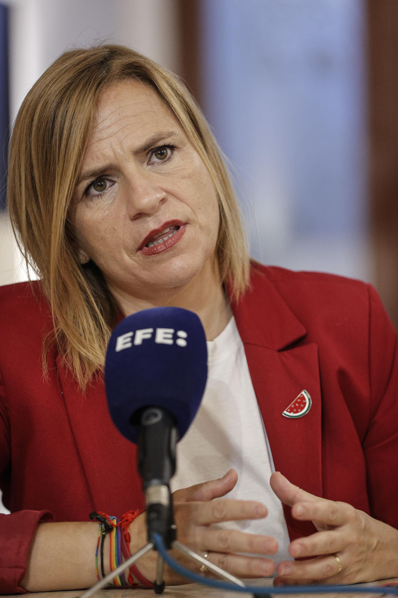 La delegada del Gobierno en la Comunitat Valenciana, Pilar Bernabé, asegura en una entrevista con EFE que once meses después de la dana que dejó 229 fallecidos en la provincia de Valencia siente "rabia" cuando el líder del PP, Alberto Núñez de Feijóo, "monta actos para aplaudir" al president de la Generalitat, Carlos Mazón, que trata de "retorcer la historia para no asumir ninguna responsabilidad". En la imagen Bernabé posa tras la entrevista en el puente de la Solidaridad, por el que miles do voluntarios pasaban cada día para ayudar tras la dana del pasado 29 de octubre. EFE/Manuel Bruque
