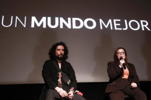 La cineasta mexicana Janette Juárez (d) habla durante una rueda de prensa este jueves, en Ciudad de México (México). EFE/Alex Cruz