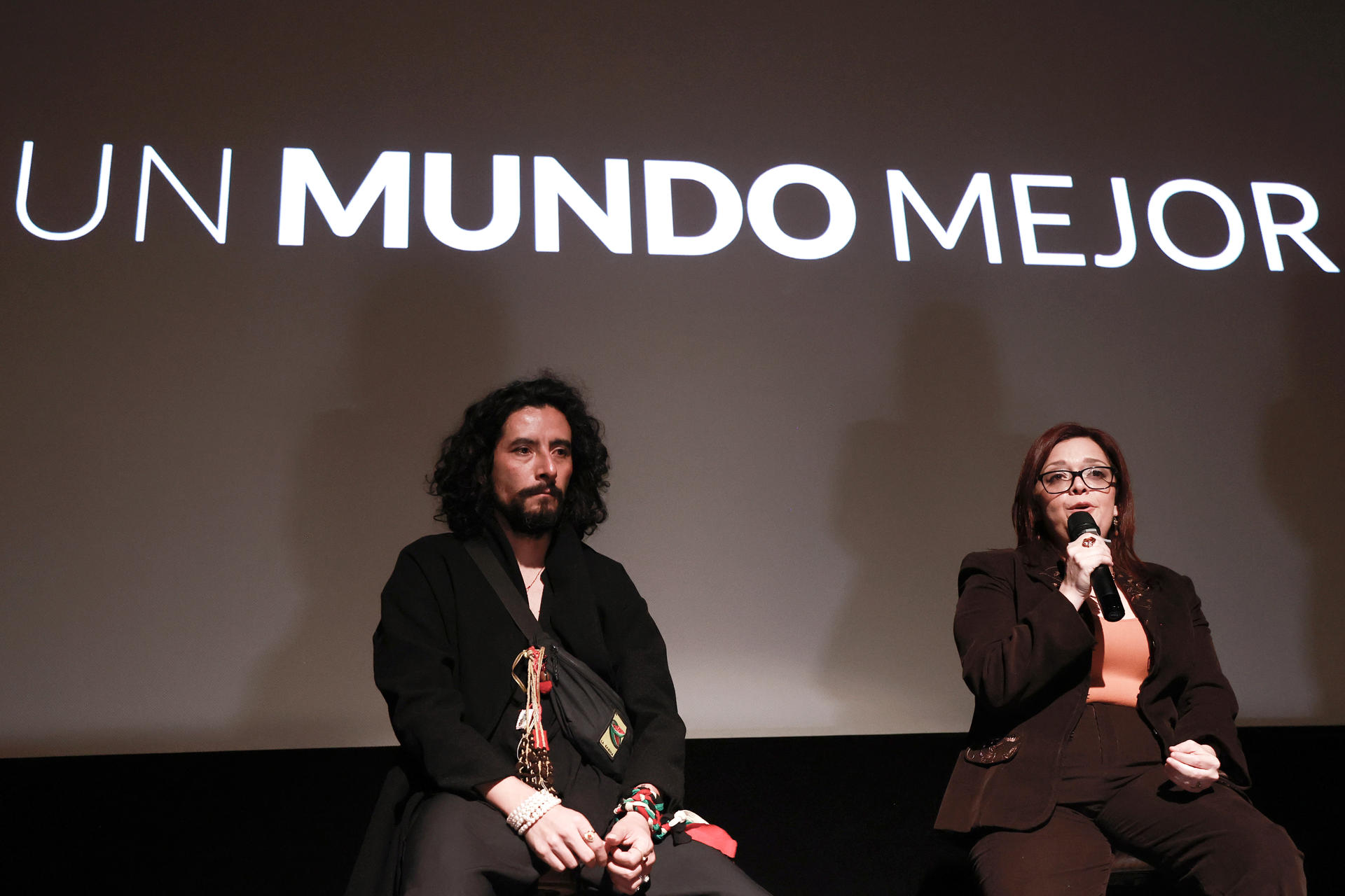La cineasta mexicana Janette Juárez (d) habla durante una rueda de prensa este jueves, en Ciudad de México (México). EFE/Alex Cruz