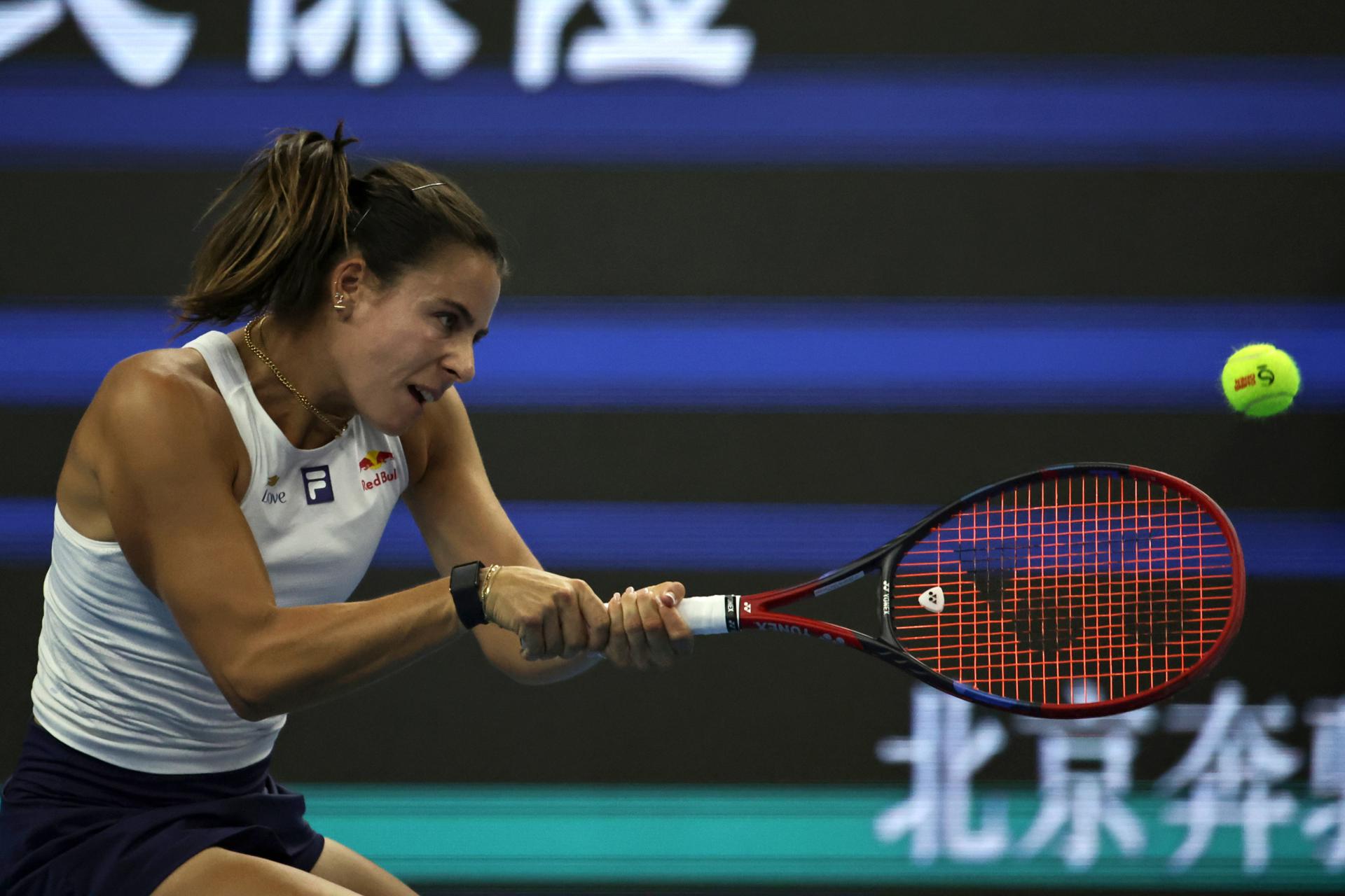 La estadounidense Emma Navarro en el duelo de octavos de final en la pista central Diamond. EFE/EPA/ANDRES MARTINEZ CASARES