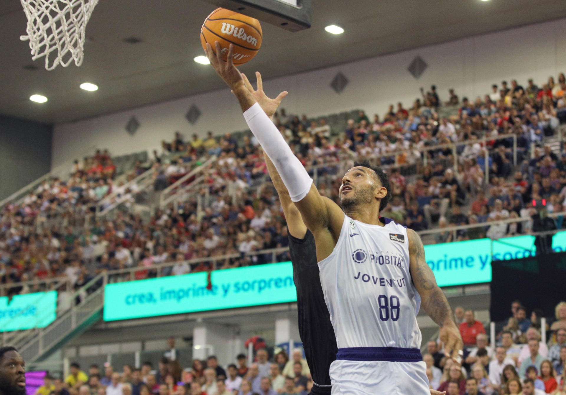 El jugador del Joventut de Badalona Adam Hanga entra a canasta ante el Covirán Granada, durante el partido de la Liga Endesa contra el Joventut de Badalona, en el Palacio de los Deportes de Granada. EFE/ Pepe Torres
