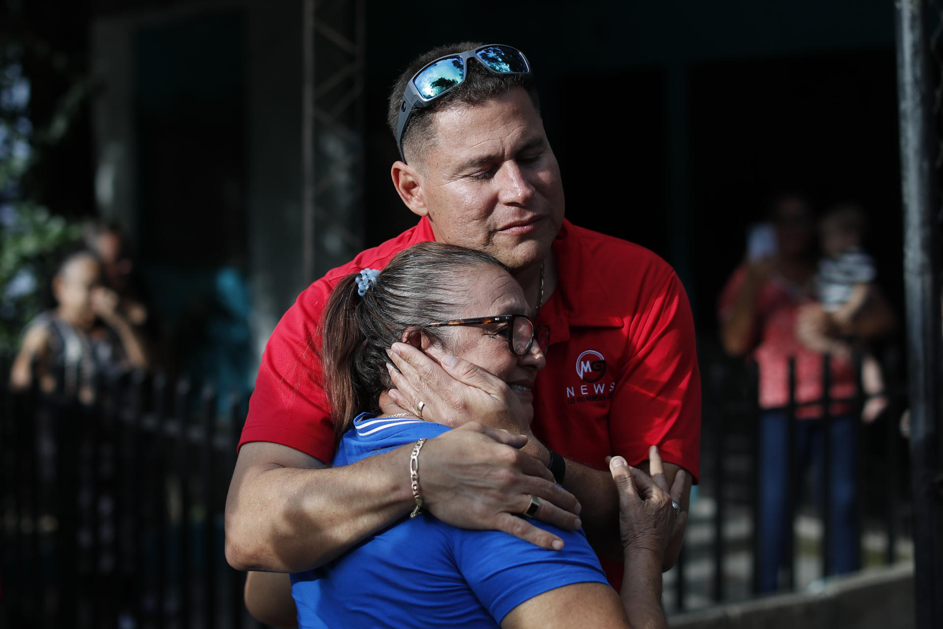 El periodista salvadoreño Mario Guevara (arriba) fue captado este viernes, 3 de octubre, al saludar a una mujer, en Apopa (El Salvador). EFE/ Rodrigo Sura