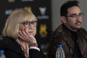 La actriz Carmen Maura y el productor J.A. Bayona (d), durante la presentación de su película "Vieja Loca", del director argentino Martín Mauregui, que se presenta en la 58ª edición del Festival Internacional de Cine Fantástico de Sitges. EFE/Siu Wu