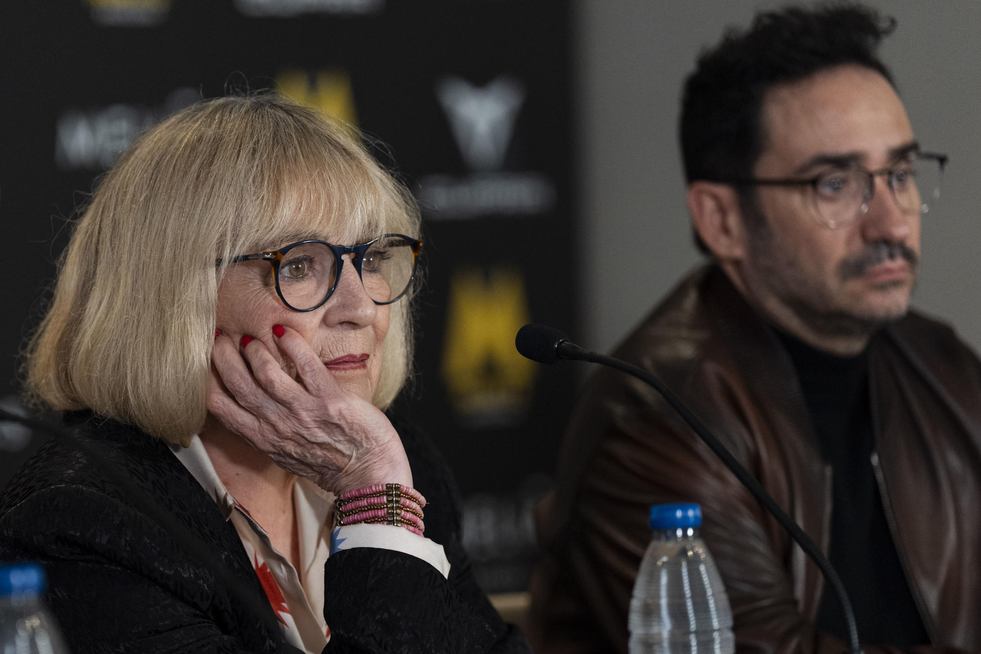 La actriz Carmen Maura y el productor J.A. Bayona (d), durante la presentación de su película "Vieja Loca", del director argentino Martín Mauregui, que se presenta en la 58ª edición del Festival Internacional de Cine Fantástico de Sitges. EFE/Siu Wu
