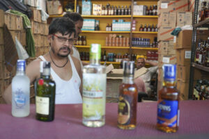 NUEVA DELHI, 04/10/2025.- Distintas bebidas en un establecimiento de Nueva Delhi (India). EFE/Lucía Goñi