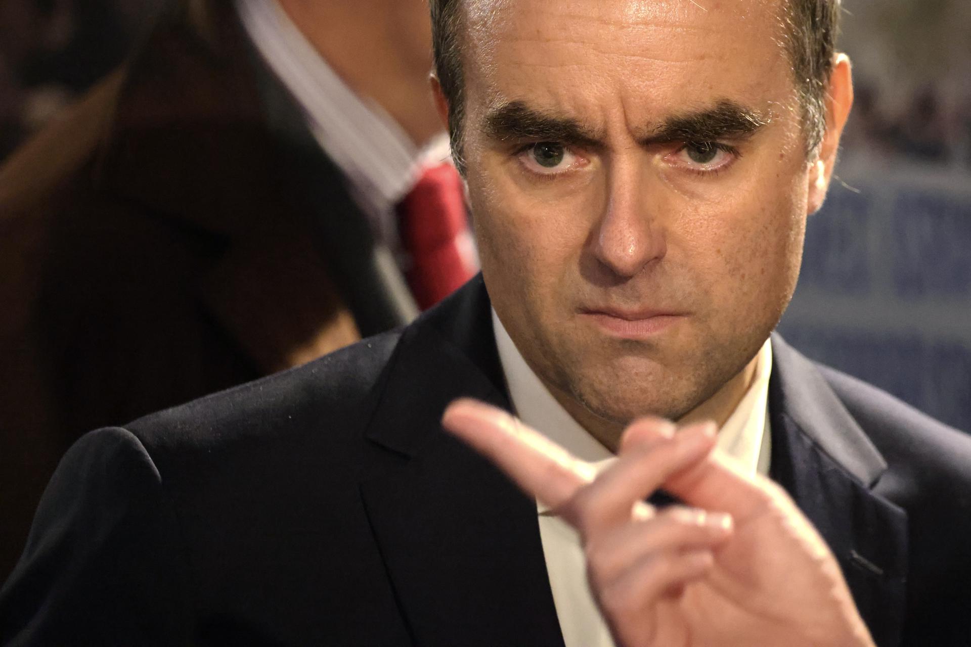 El primer ministro francés saliente, Sebastien Lecornu, observa durante una visita a una carpa conmemorativa que presenta una exposición con retratos de víctimas francesas de los ataques del 07 de octubre y de aquellos que aún están retenidos como rehenes por Hamas en Gaza, en Place des Vosges, París, Francia, 07 de octubre de 2025. El 07 de octubre marca dos años desde que el grupo militante palestino Hamas lanzó un ataque sorpresa a Israel, tomando docenas de rehenes y matando a casi 1,200 personas. En respuesta, Israel comenzó su guerra en Gaza, que ha matado a más de 67,000 personas, desplazado a millones y destruido el enclave palestino. (Francia) EFE/EPA/LUDOVIC MARIN / POOL MAXPPP OUT
