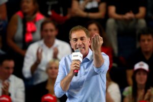 Fotografía de archivo del diputado argentino Diego Santilli (c), durante un acto proselitista, en La Plata (Argentina). EFE/Demian Estévez