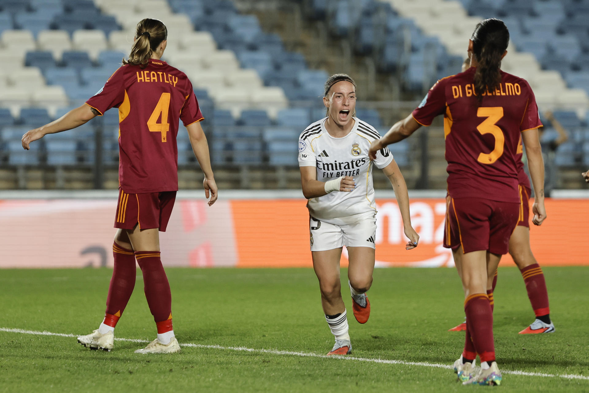 La delantera del Real Madrid Eva Navarro (c) celebra el sexto gol de su equipo ante el Roma, en el partido de Liga Campeones femenina de fútbol disputado este miércoles. EFE/ Sergio Pérez
