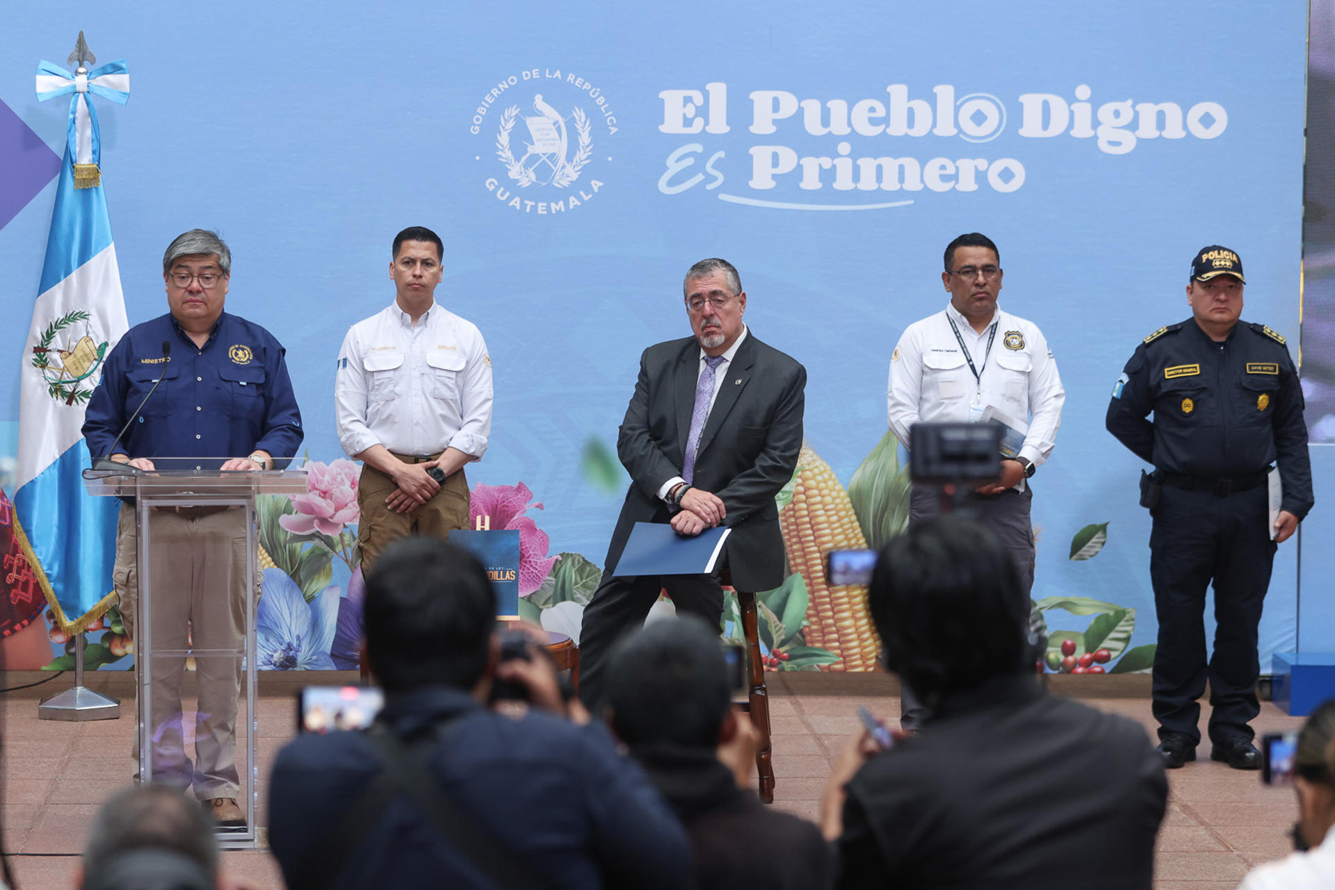 El ministro de Gobierno (interior), Francisco Jiménez (i), habla junto al viceministro de seguridad, Ronaldo Portillo (2-i); el presidente de Guatemala, Bernardo Arévalo de León (c), el director del sistema penitenciario, Ludin Godinez (2-d); y el director de la Policía Nacional Civil, David Estuardo Custodio Boteo, durante una rueda de prensa este lunes, en el Palacio Nacional de la Cultura de Ciudad de Guatemala (Guatemala). EFE/ Mariano Macz