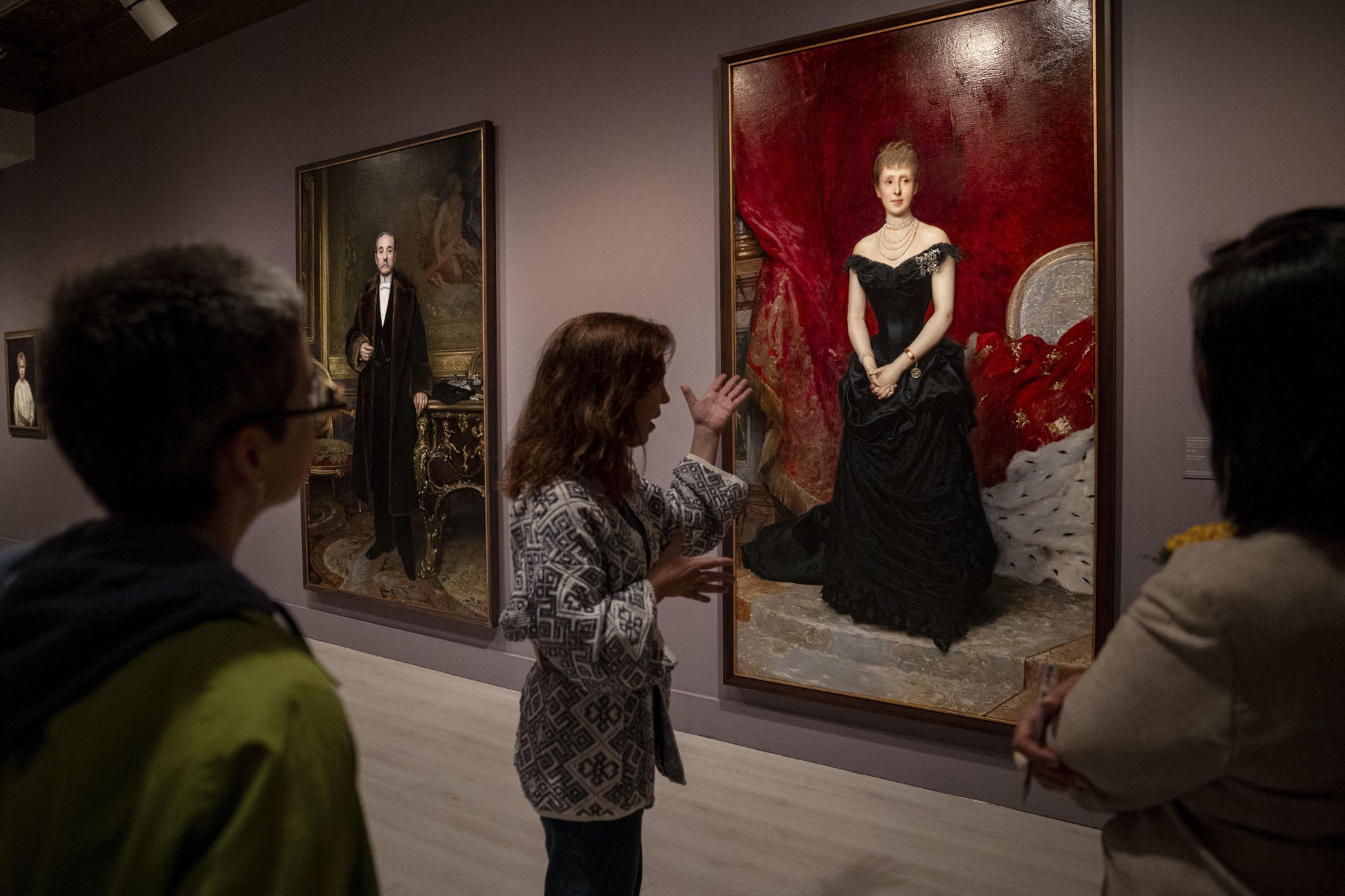 Amaya Alzaga, comisaria de la exposición de Raimundo de Madrazo, que puede verse hasta mediados de enero en la Fundación Mapfre, en un recorrido con EFE por la muestra, relata las pesquisas y aventuras que la han llevado a localizar algunos de los cuadros más importantes. Provocativos anuncios ('Se busca'), visitas a casas y palacios han servido a la comisaria y profesora de Historia del Arte de la UNED Amaya Alzaga para aflorar cuadros de Raimundo de Madrazo cuyo paradero se desconocía, y con los que ha completado la investigación para su primera gran retrospectiva. EFE/Daniel González
