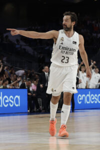 El escolta del Real Madrid Sergio Llull durante el partido de la Liga Endesa de baloncesto disputado en el pabellón Movistar Arena, este domingo en Madrid. EFE/ Sergio Pérez