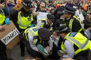 La policía británica arresta a participantes en una protesta este sábado en la plaza Trafalgar de Londres para expresar apoyo al grupo proscrito Palestine Action. EFE/EPA/TAYFUN SALCI