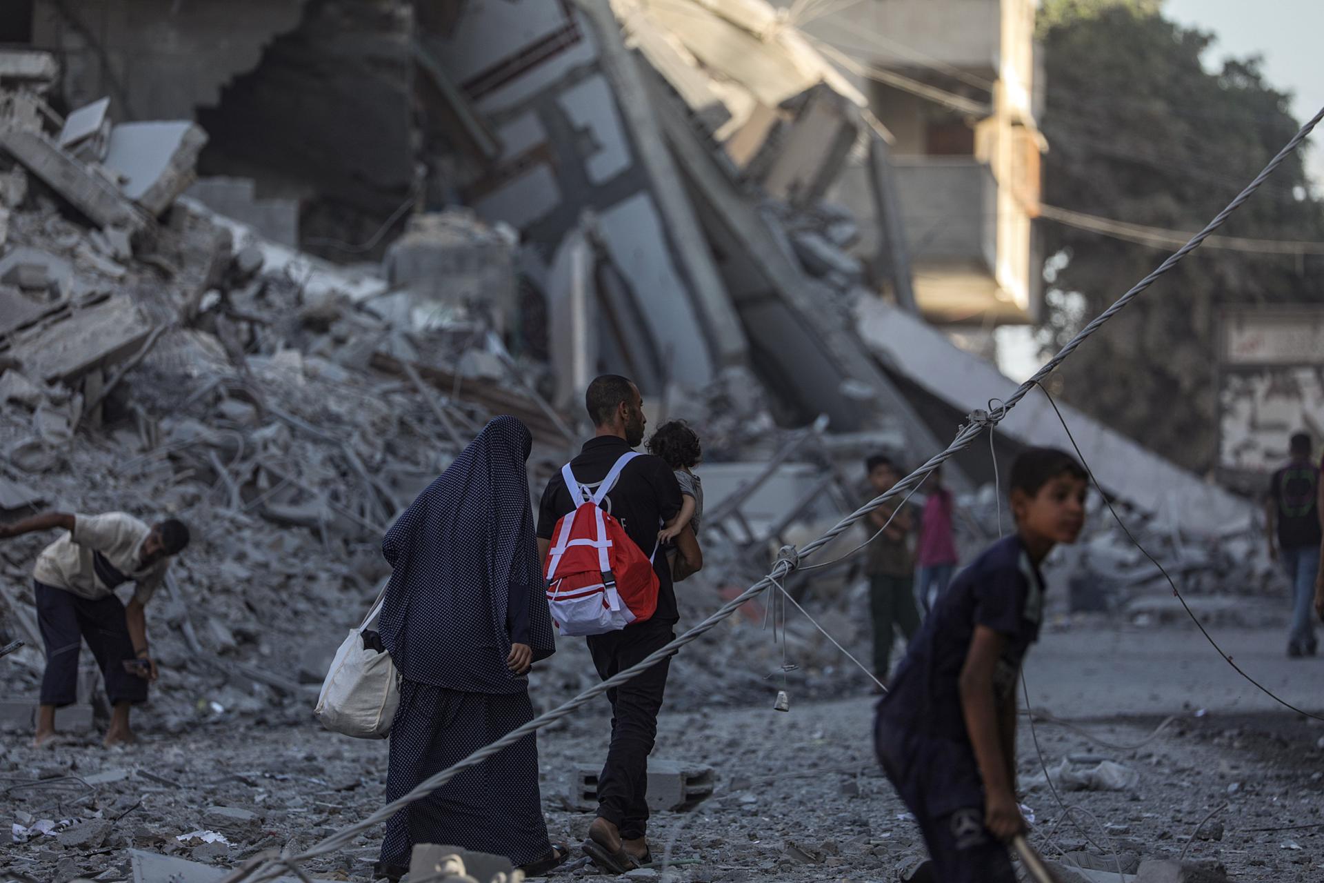 Palestinos inspeccionan casas destruidas después de un ataque aéreo israelí durante una operación militar israelí en la ciudad de Gaza, Franja de Gaza, 30 de septiembre de 2025. 
EFE/EPA/MOHAMMED SABER
