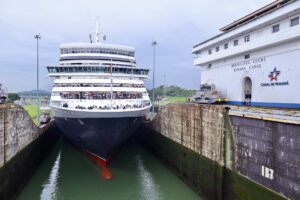 Fotografía cedida por la Autoridad del Canal de Panamá del crucero Queen Elizabeth navegando este jueves, en el Canal de Panamá. EFE/ Canal de Panamá