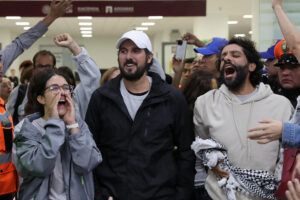 De izquierda a derecha, los activistas mexicanos Arlín Medrano, Carlos Pérez y Diego Vázquez reaccionan este miércoles, a su llegada al Aeropuerto Internacional de la Ciudad de México (México). EFE/Mario Guzmán