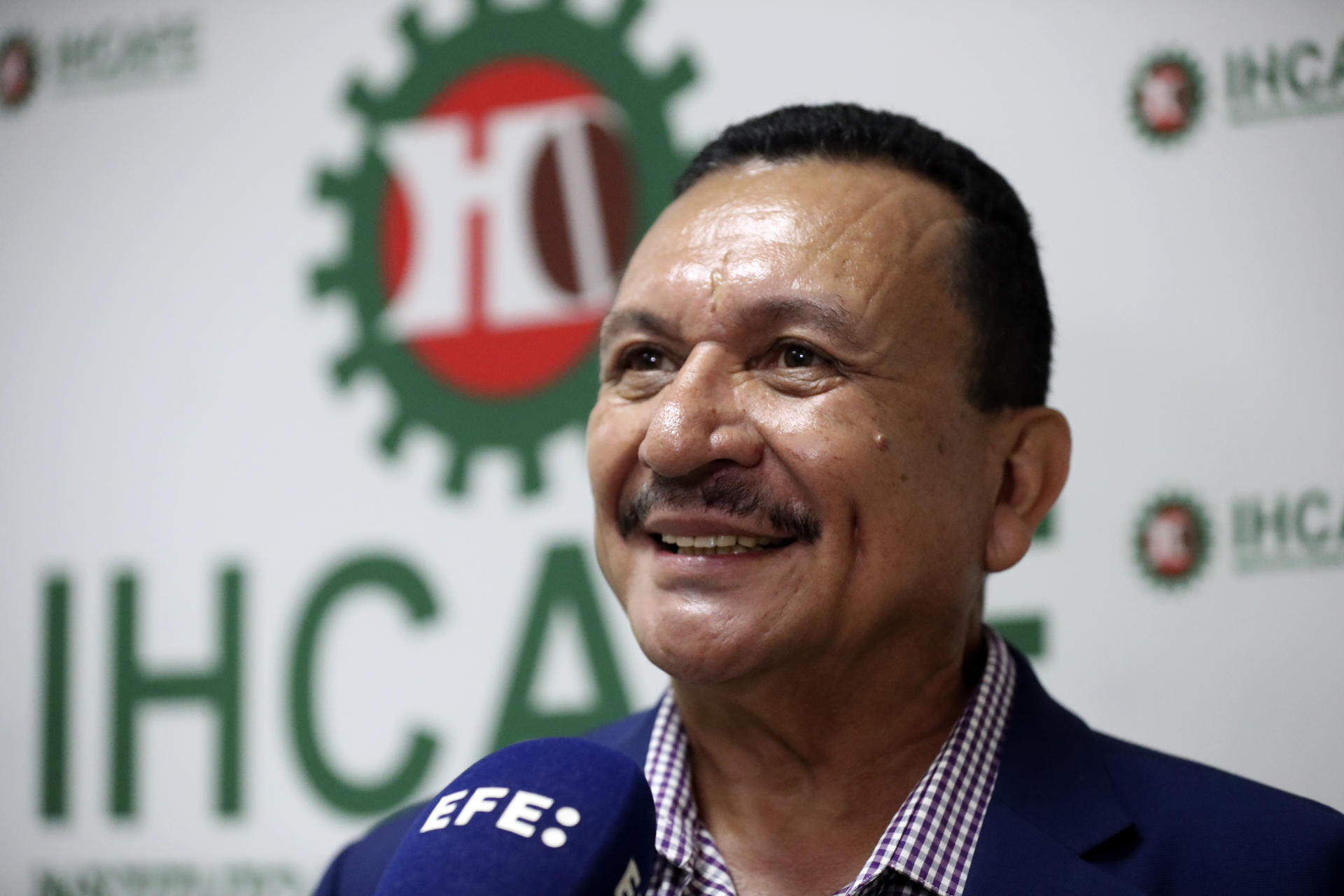 El presidente del Instituto Hondureño del Café (Ihcafé), Pedro Mendoza, fue captado este miércoles, 1 de octubre, durante una entrevista con EFE, en Tegucigalpa (Honduras). EFE/Gustavo Amador
