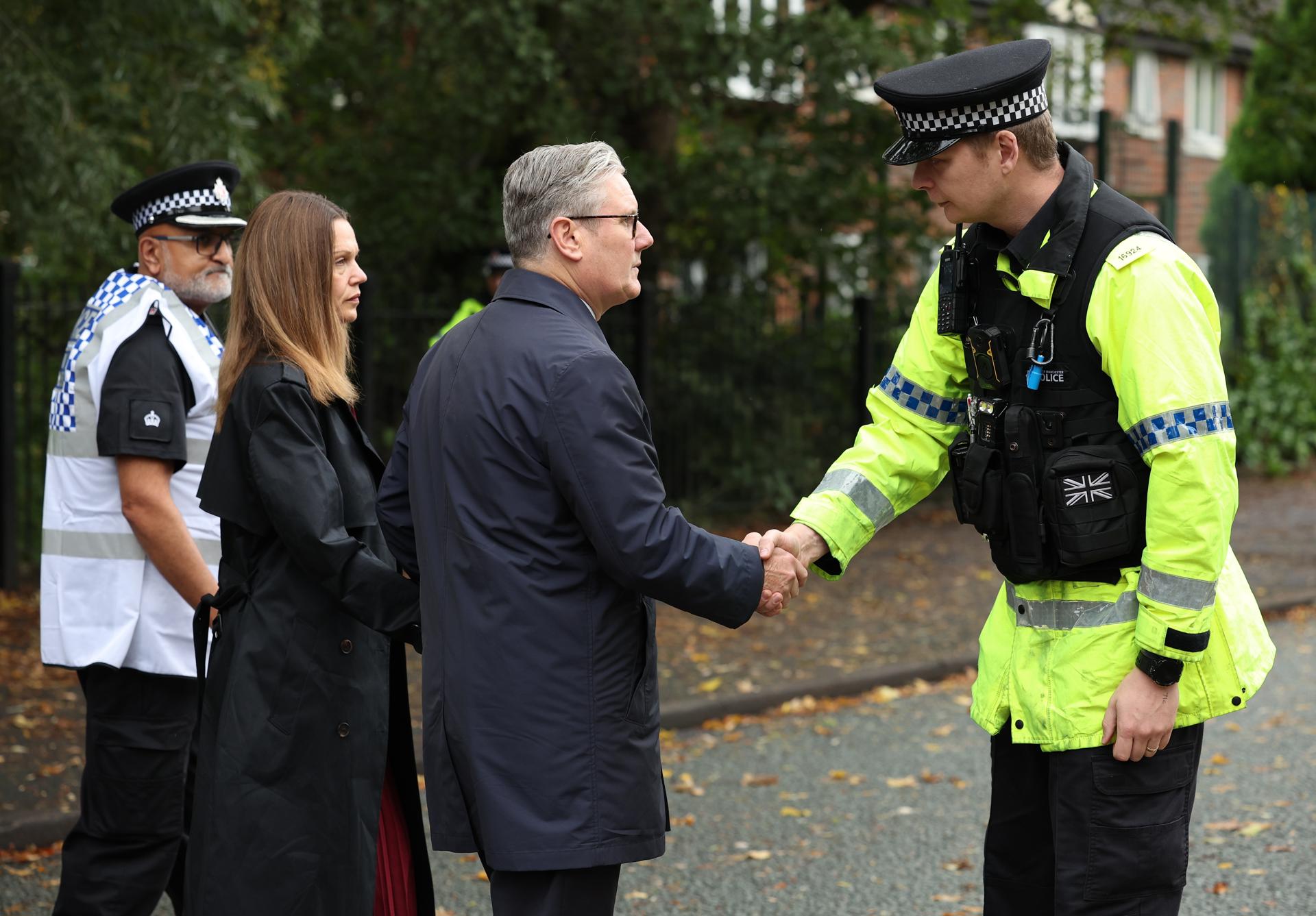 El primer ministro británico Sir Keir Starmer (C) y su esposa Victoria (C-L) se reúnen con miembros de los servicios de emergencia en el lugar de un mortal ataque terrorista en Manchester, Reino Unido, 03 de octubre de 2025. Dos personas murieron después de un ataque con un coche y apuñalamientos en una sinagoga en Manchester el 02 de octubre, y el atacante, identificado como el ciudadano británico de 35 años Jihad Al-Shamie, fue abatido a tiros por la policía. (Reino Unido) EFE/EPA/ADAM VAUGHAN
