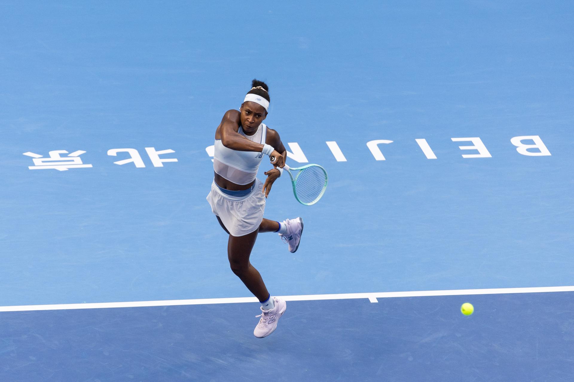 La tenista estadounidense Coco Gauff en acción contra la alemana Eva Lys durante las semifinales del Abierrto de China. EFE/EPA/JESSICA LEE
