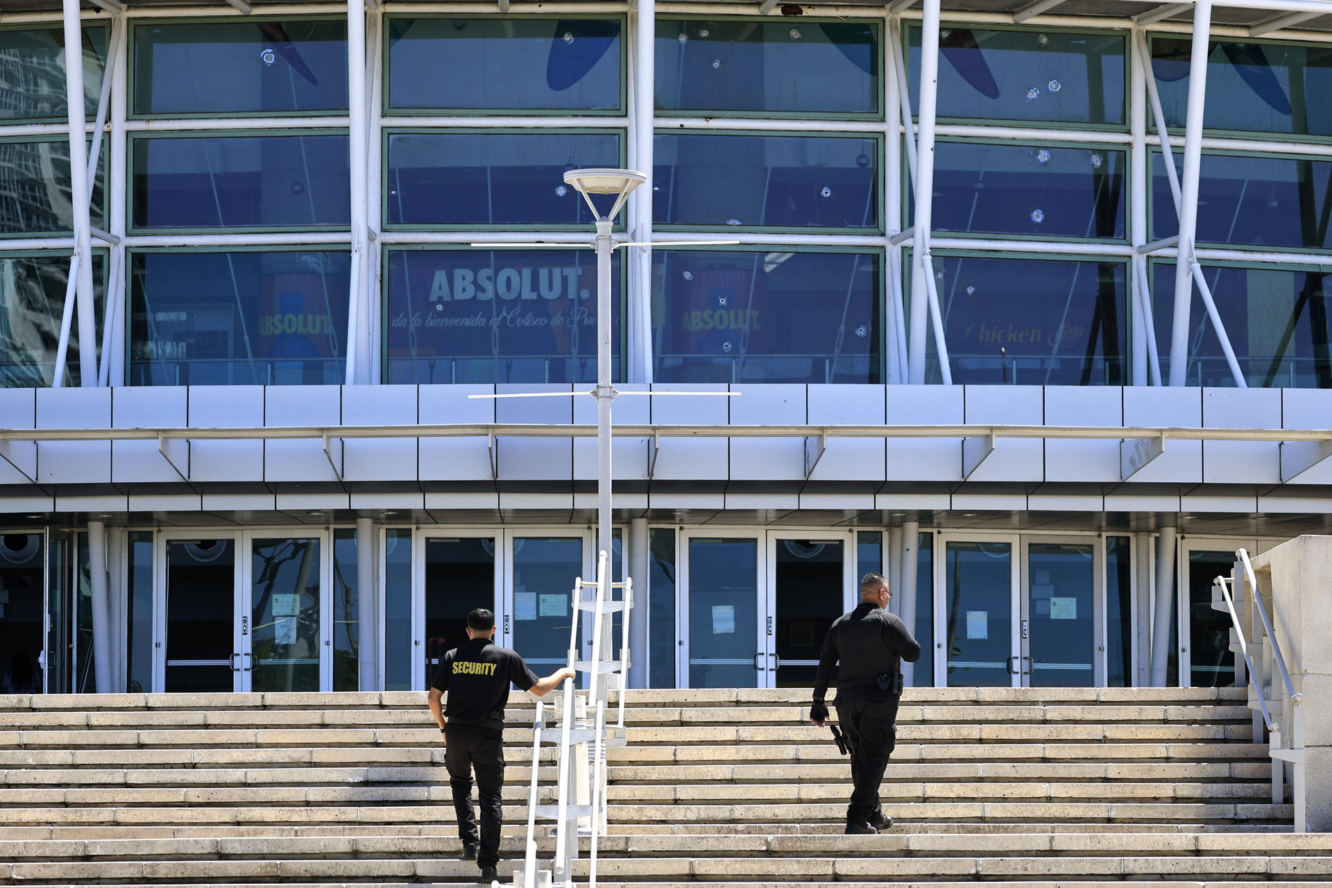 Integrantes de la Policía custodian este viernes, en el Coliseo de Puerto Rico en San Juan (Puerto Rico). EFE/ Thais Llorca

