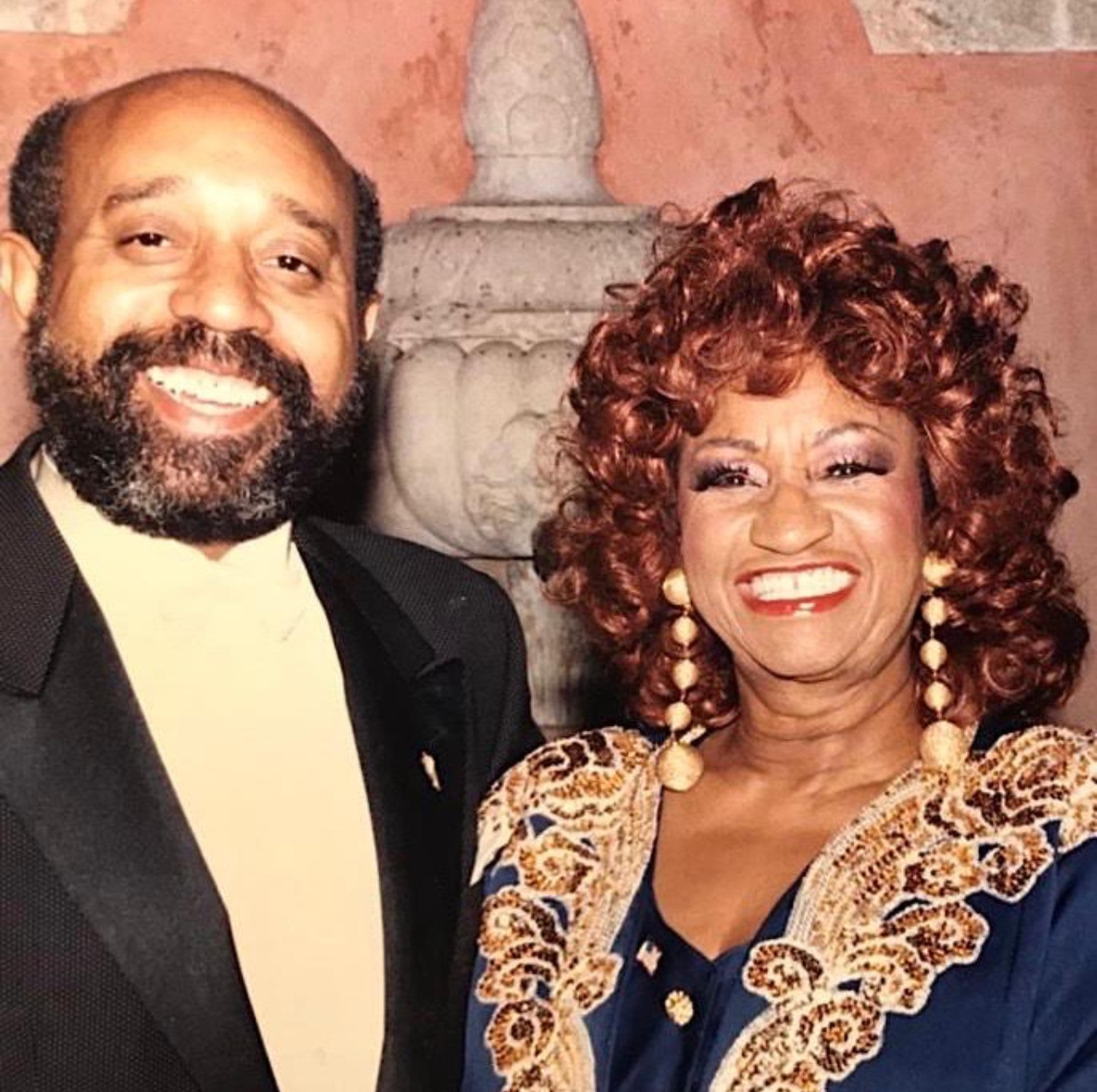 Fotografía cedida este domingo, 5 de octubre, por la familia de Ralph Mercado y sin fecha específica de toma, que muestra al afamado productor musical junto a la legendaria cantante cubana Celia Cruz. EFE/Eva Serebrinsky
