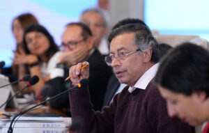 Fotografía cedida por la Presidencia de Colombia del mandatario, Gustavo Petro, hablando durante un consejo de ministros, en Bogotá (Colombia). EFE/ Presidencia de Colombia