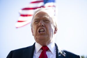 Fotografía de archivo del 5 de octubre de 2025, que muestra al presidente de Estados Unidos, Donald Trump, hablando con los medios de comunicación en el Jardín Sur de la Casa Blanca, en Washington (EE.UU.). EFE/ Graeme Sloan / Pool