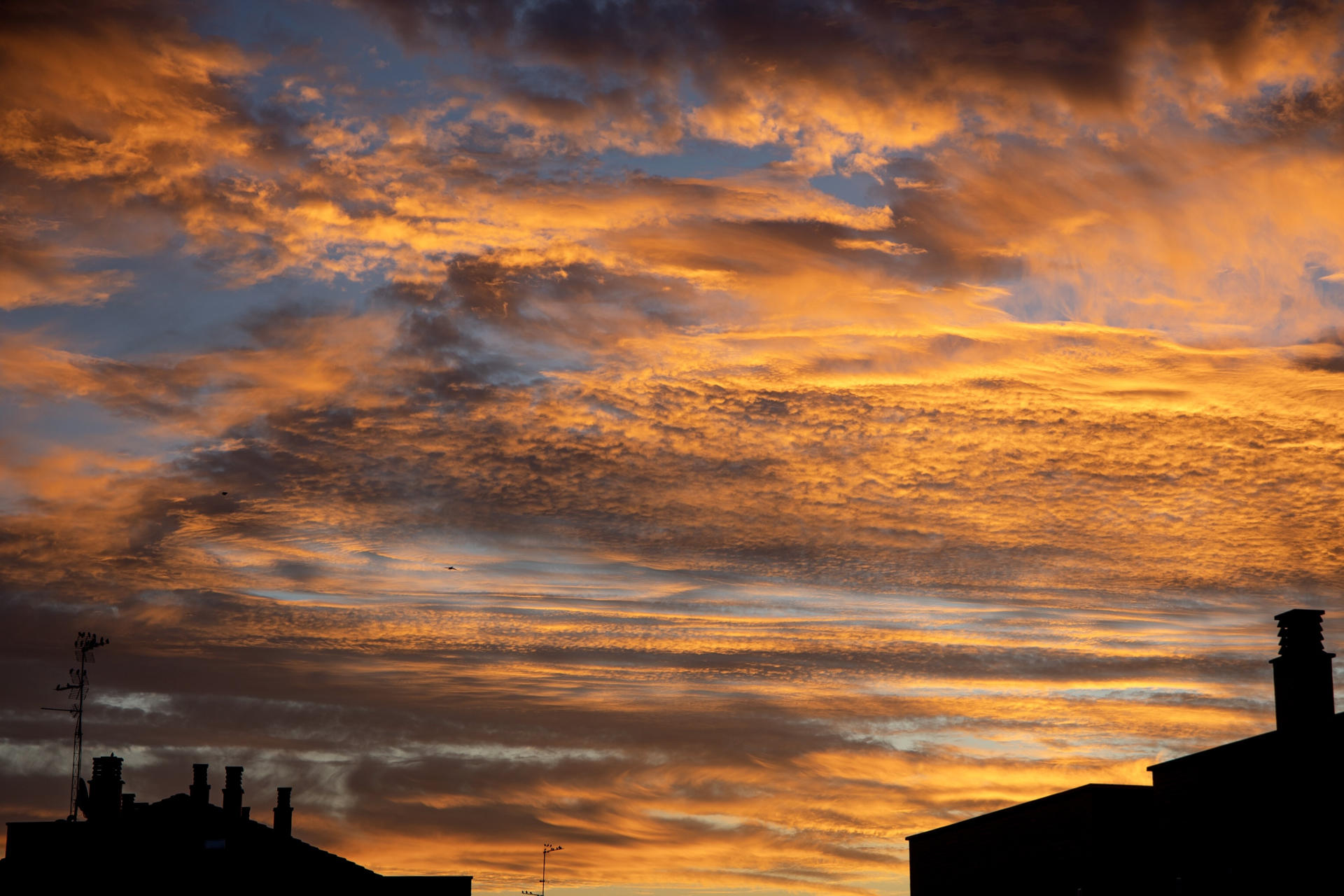 Vista del amanecer en Logroño este martes cuando la Agencia Estatal de Meteorología apunta a un aumento de los termómetros, sobre todo las temperaturas mínimas en la sierra, de manera localmente notable. EFE/Raquel Manzanares