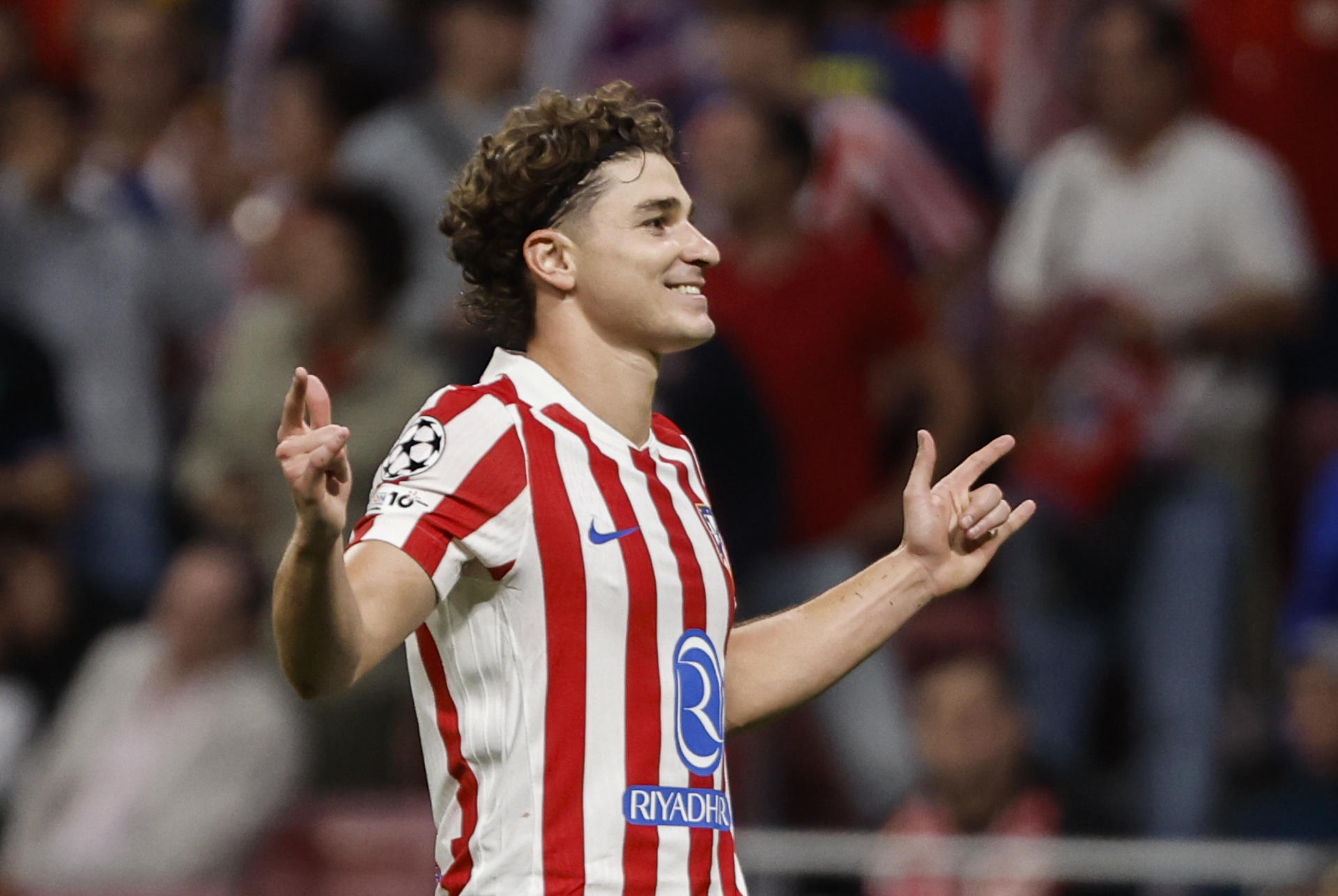 El delantero del Atlético de Madrid Julián Álvarez celebra tras marcar un gol en el partido de Liga de Campeones disputado este martes frente al Eintracht en Madrid. EFE/Sergio Pérez