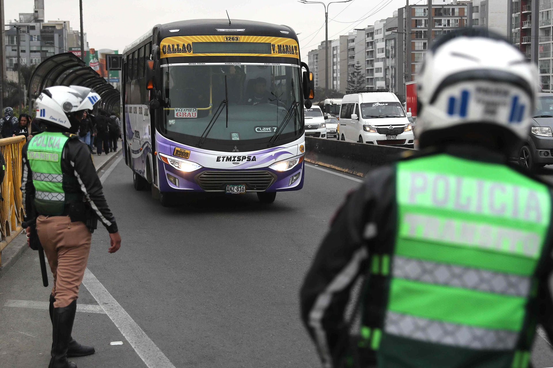 Policías custodian un bus de servicio público este 6 de octubre de 2025, en Lima (Perú). EFE/ Paolo Aguilar