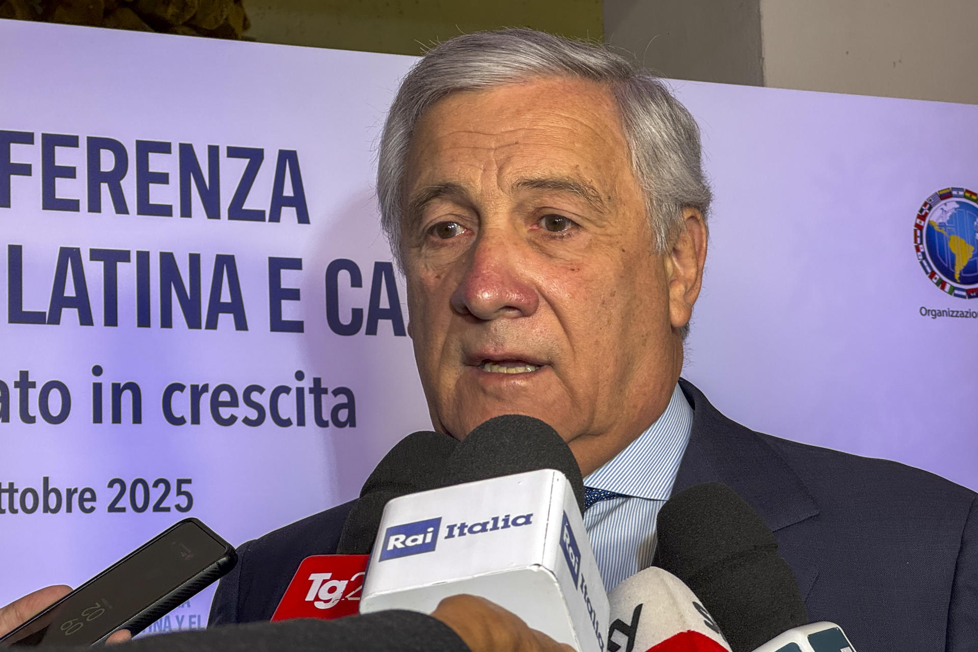 El ministro de Asuntos Exteriores italiano, Antonio Tajani, aseguró este martes que América Latina y el Caribe representan una "prioridad" para Italia y subrayó que el país quiere ser su "voz ante las instituciones europeas", durante la inauguración de la XII Conferencia Italia–América Latina y el Caribe, celebrada en Roma. "América Latina y el Caribe son una prioridad para el Gobierno italiano", afirmó Tajani, quien también es vicepresidente del Ejecutivo de Giorgia Meloni, ante representantes de los 33 países miembros de la Comunidad de Estados Latinoamericanos y Caribeños (CELAC), así como de organismos regionales y bancos. EFE/ Daniel Cáceres
