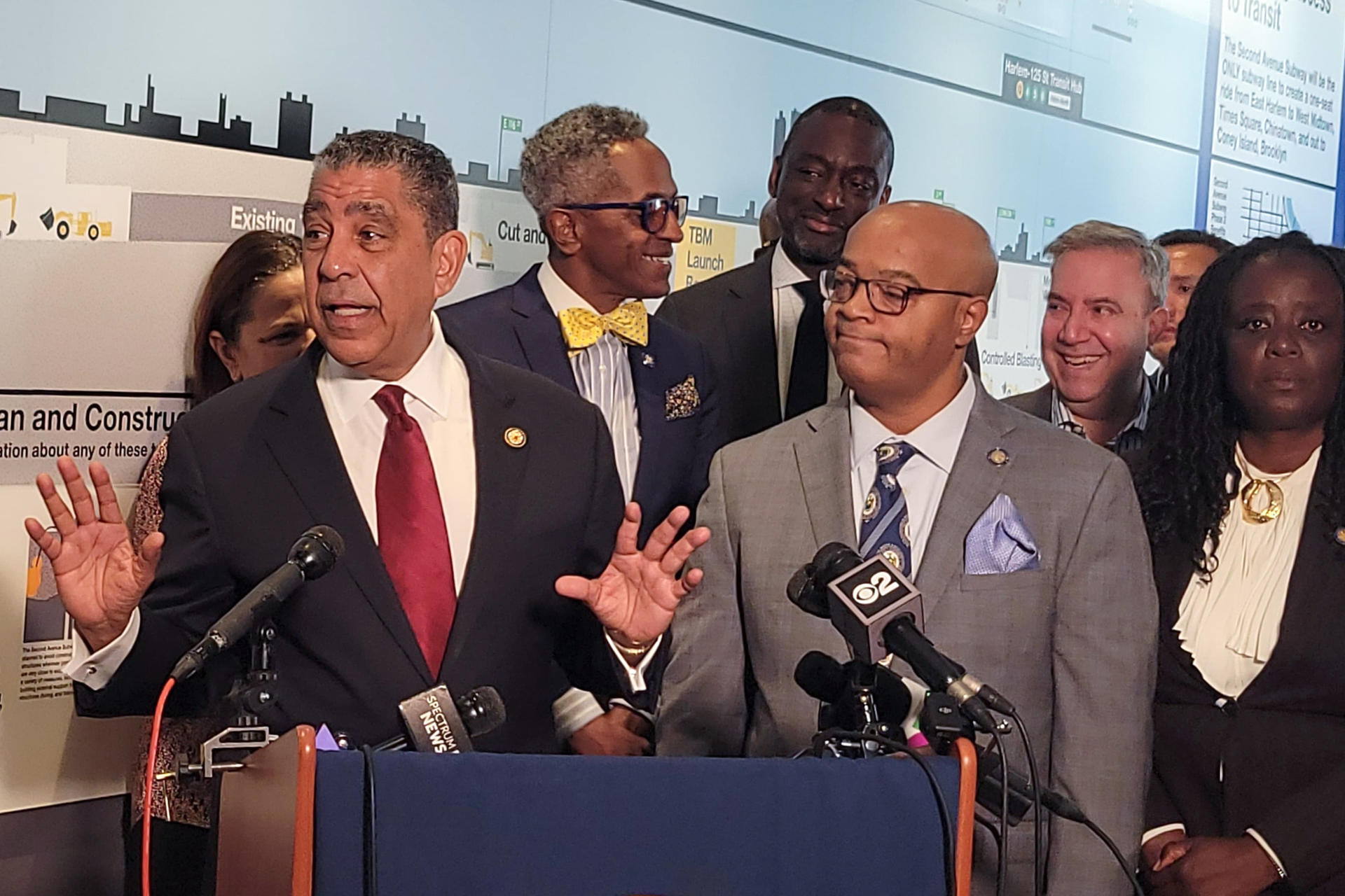 El congresista y presidente del Caucus Hispano en el Congreso de EE.UU., Adriano Espaillat (i), al intervenir este jueves, 2 de octubre, junto al asambleísta estatal Eddie Gibbs (3d), durante una conferencia de prensa, en East Harlem (NY, EE.UU.). EFE/Ruth Hernández
