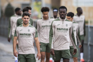 Los jugadores del Villarreal CF, Manor Solomon (i) y Tani Oluwaseyi (d). EFE / Andreu Esteban.