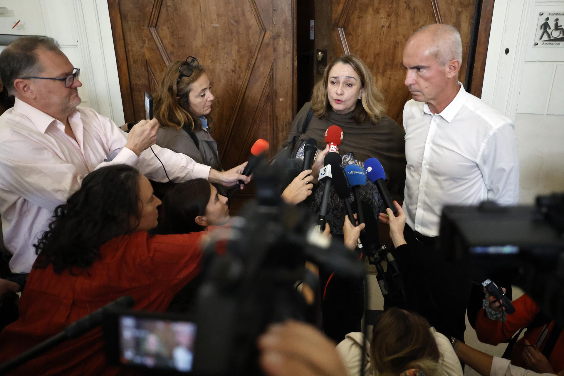 Jean-Marc Darriga (R) y Sylvie Menvielle (2-R), abogados del acusado Husamettin Dogan, hablan con la prensa en el tribunal penal de Gard, en Nimes, Francia, 09 de octubre de 2025. El juicio de apelación que involucra a uno de los acusados condenados en los abusos masivos cometidos contra la víctima de abusos masivos franceses Gisele Pelicot será escuchado por el tribunal del 06 al 09 de octubre de 2025. (Francia) EFE/EPA/GUILLAUME HORCAJUELO