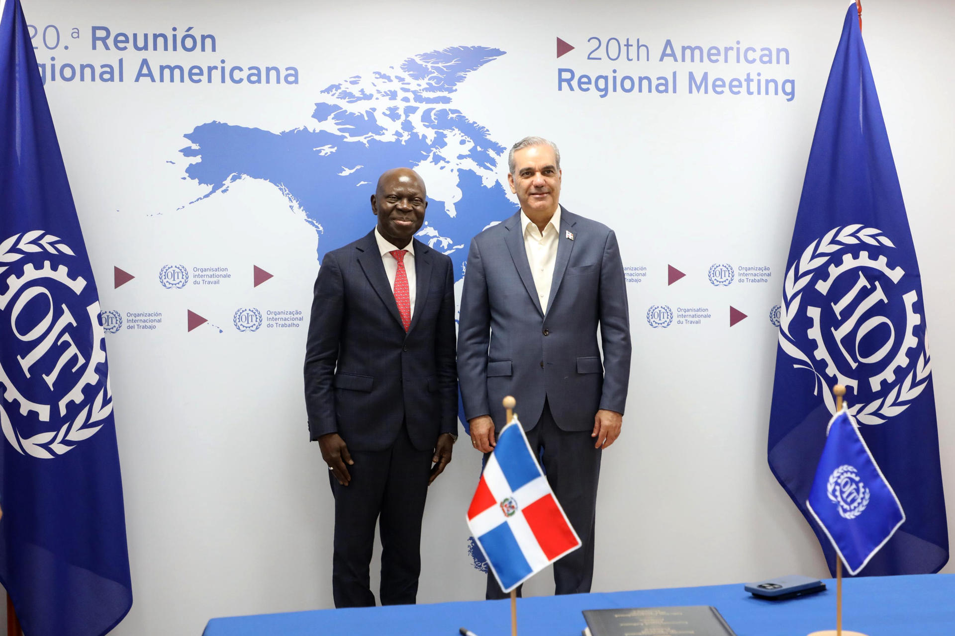 Fotografía cedida este miércoles por la Presidencia de República Dominicana que muestra al director general de la Organización Internacional del Trabajo (OIT), Gilbert Houngbo (i) acompañado del presidente de República Dominicana, Luis Abinader, posando durante una reunión en Punta Cana (República Dominicana). EFE/Presidencia República Dominicana