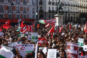 Los participantes en la manifestación convocada este jueves en Madrid por el Sindicato de Estudiantes bajo el lema, 'Pararlo todo para parar el genocidio', han llegado a la Puerta del Sol, donde siguen mostrando pancartas con mensajes solidarios y banderas palestinas. EFE/ Rodrigo Jimenez
