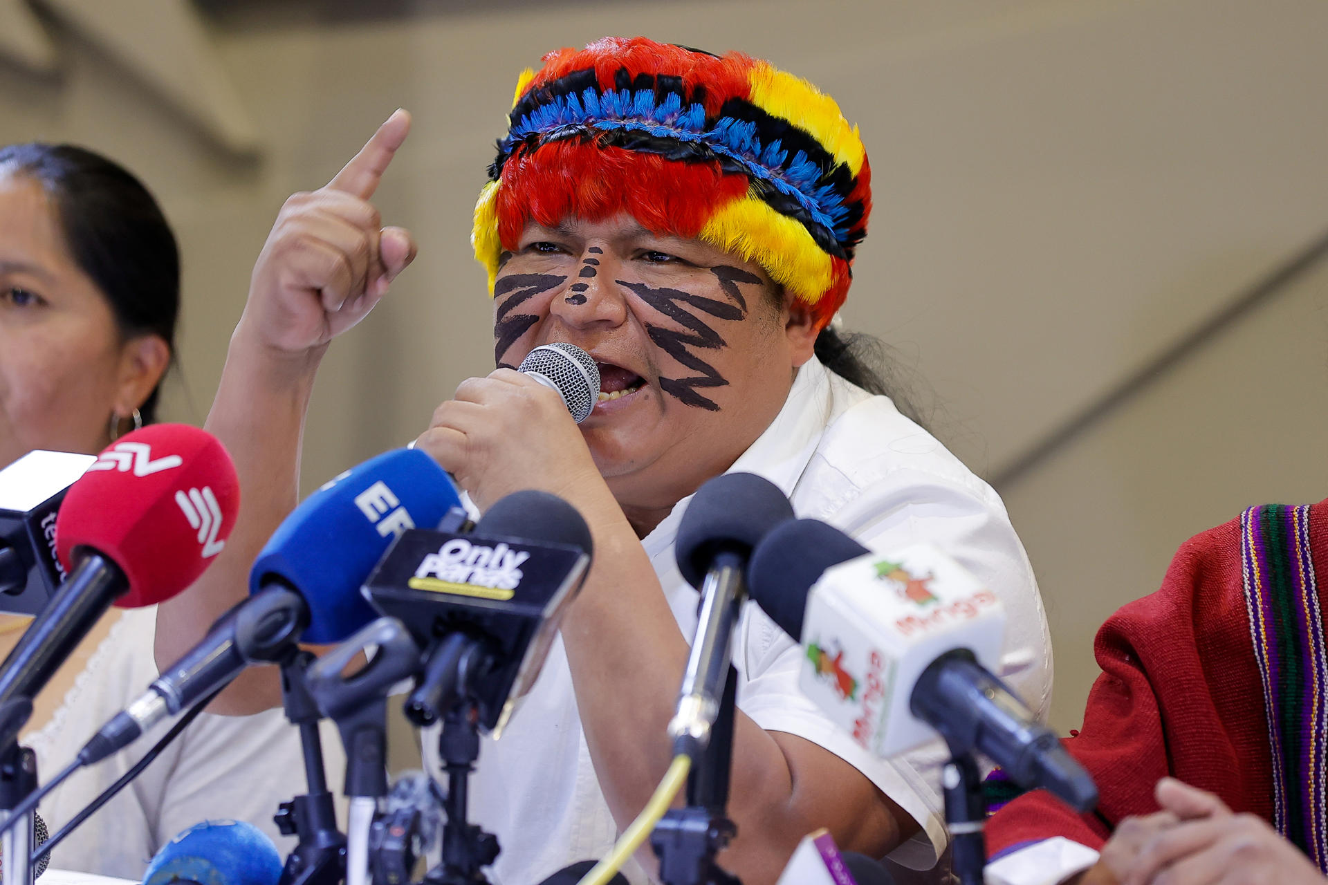 El presidente de la Confederación de Nacionalidades Indígenas (Conaie), Marlon Vargas, al intervenir este martes, 30 de septiembre, durante una rueda de prensa, en Quito (Ecuador). EFE/José Jácome
