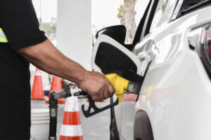 Detalle del brazo de un operario de una estación de suministro de combustibles al proveer gasolina a un automóvil en Uruguay. EFE/Sofia Torres