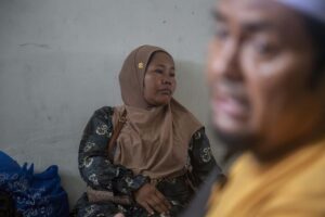 SIDOARJO (Indonesia), 01/10/2025.- Familiares esperan noticias de sus seres queridos mientras se llevan a cabo labores de rescate en el internado de estudios islámicos derrumbado en Sidoarjo, Java Oriental, Indonesia. El incidente deja al menos tres muertos y 91 desaparecidos, según las autoridades. EFE/EPA/FULLY HANDOKO