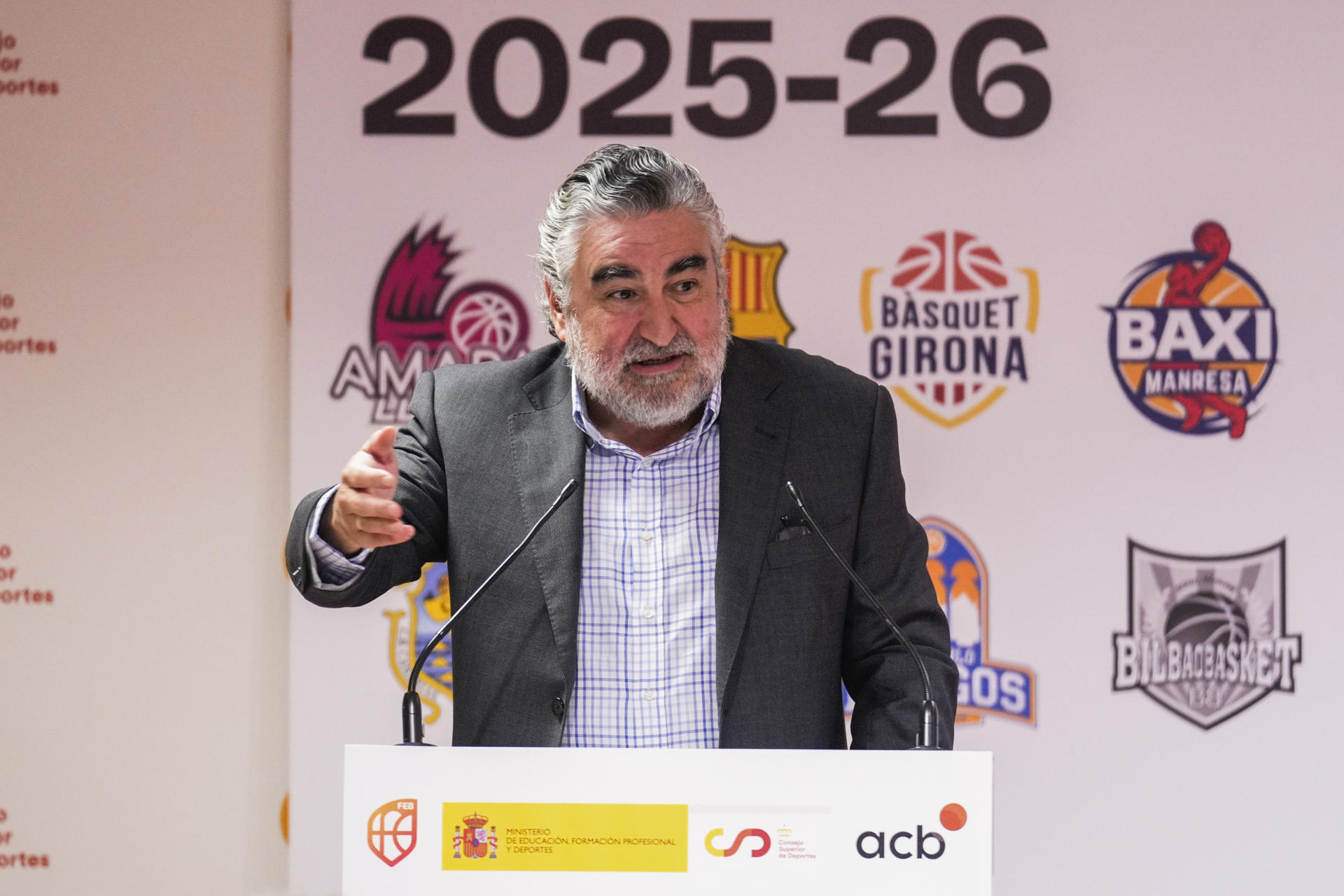 El presidente del Consejo Superior de Deportes (CSD), José Manuel Rodríguez Uribes, presenta la nueva Liga U de baloncesto para jugadores sub 22 impulsada por la ACB, la Federación Española de Baloncesto y el CSD, este martes en Madrid. EFE/Borja Sánchez-Trillo