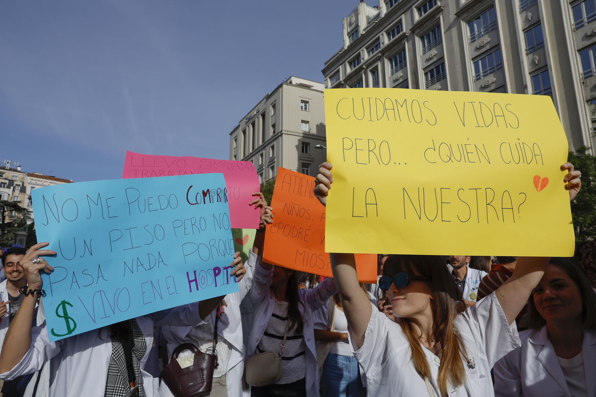 Manifestación de los médicos del Sistema Nacional de Salud durante la segunda huelga este viernes en Madrid para protestar por la propuesta del Ministerio de Sanidad para reformar el Estatuto Marco que regula las condiciones laborales de los profesionales sanitarios. EFE/ Javier Lizón
