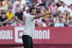 El entrenador del Valencia, Carlos Corberán, durante el partido de la jornada 8 de la LaLiga EA Sports contra el Girona. EFE/ David Borrat