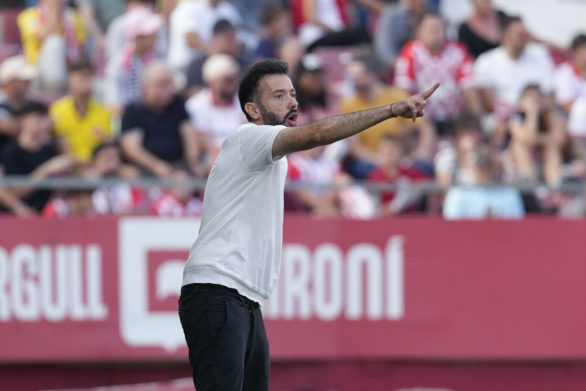 El entrenador del Valencia, Carlos Corberán, durante el partido de la jornada 8 de la LaLiga EA Sports contra el Girona. EFE/ David Borrat