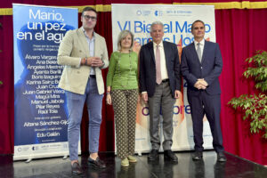 Álvaro Vargas Llosa (2d), hijo del Premio Nobel de Literatura, Mario Vargas Llosa, duante la presentación de la VI Bienal de Novela 'Mario Vargas Llosa', que se celebrará del 22 al 25 de octubre. EFE/ Eduardo Villanueva